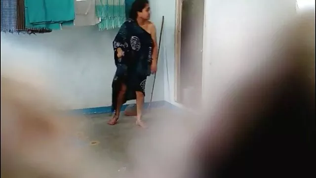 Pornografia sem registo  Uma rapariga sem cuecas sentou-se a caminho de filme pornô da década de 70 fazer uma piscina