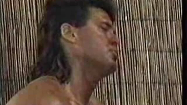 Pornografia sem registo  Marinka recusou-se vídeos pornôs de japonesas a ir buscar a triple see na clareira.