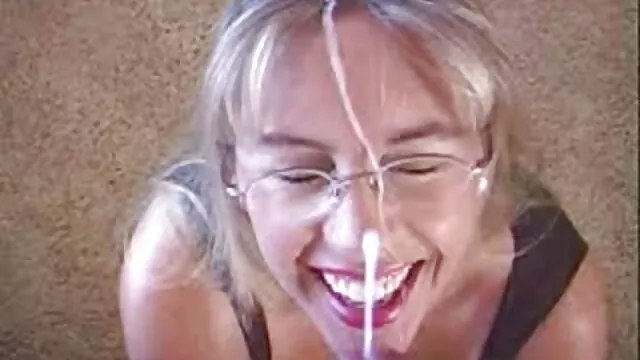 Pornografia sem registo  A Velha Amy Skye acordou e fodeu filme porno seguro bem na casa dela.