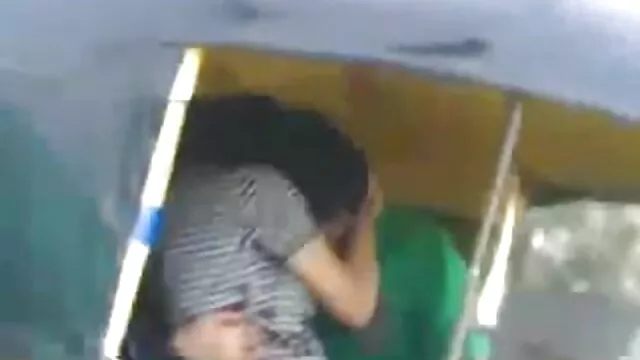 Pornografia sem registo  A mulher ensina um cinema pornor jovem a ter se ensina