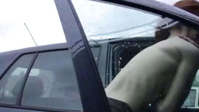 Pornografia sem registo  Natasha não é tímida para jogar sem calças na rua filme pornô imagens