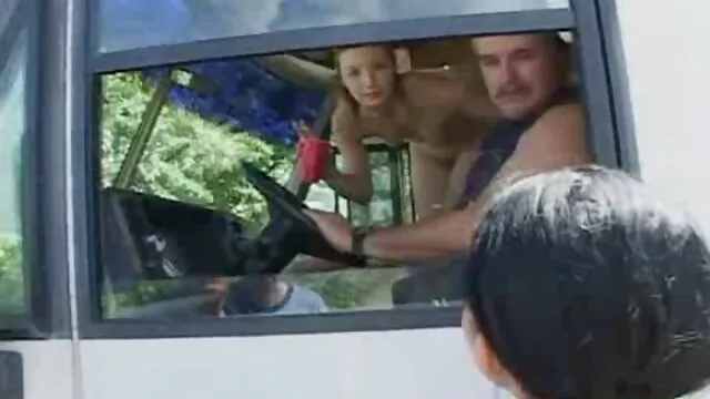 Pornografia sem registo  A rapariga de óculos chupou-lhe filme pornô 2007 os joelhos