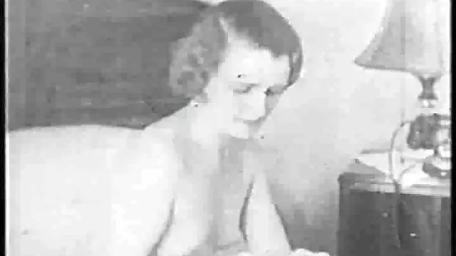 Pornografia sem registo  Estudante a filmes pornõ Solo com vibrador comprido