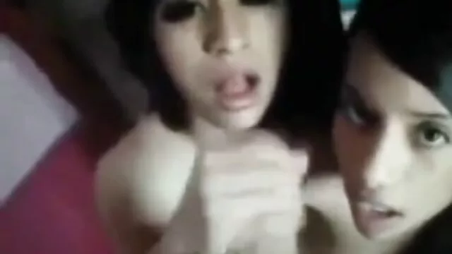 Pornografia sem registo  Pus o meu filme porno em 4k bebé na cama e abri-lhe as pernas.