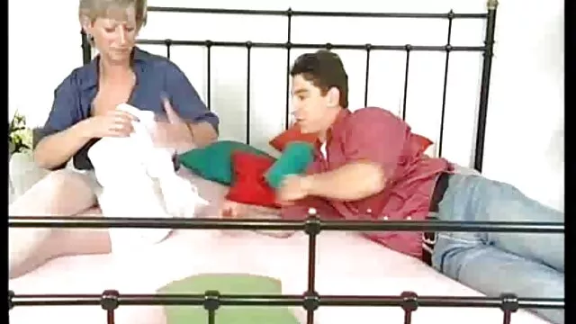 Pornografia sem registo  A filmes pornôs anal mãe ocupada tirou os sapatos compridos.
