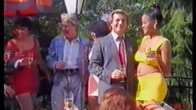 Pornografia sem registo  Depois de nadar, os dois buracos foram sacudidos no salão. filme porno caroline miranda