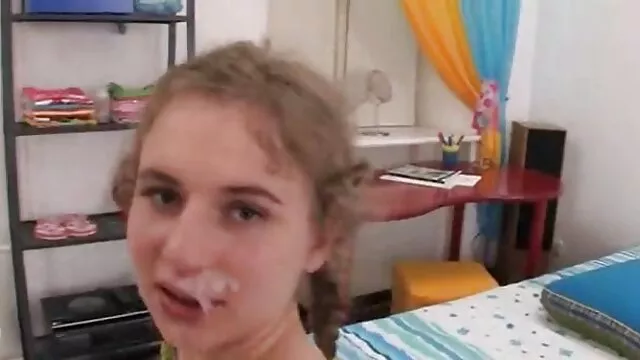 Pornografia sem registo  Uma mulher gordinha escreveu filmes online pornor no prato na mesa um homem peludo