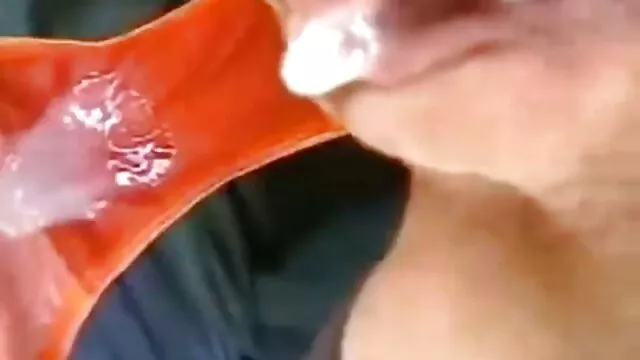 Pornografia sem registo  O homem forte rasgou a rapariga com filme porno sexxy uma pila comprida no sofá.