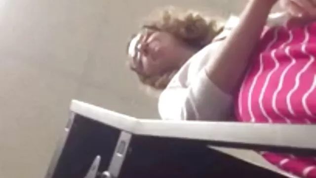 Pornografia sem registo  A vaca não resistia a umas belas pornô da gretchen pernas Loiras.
