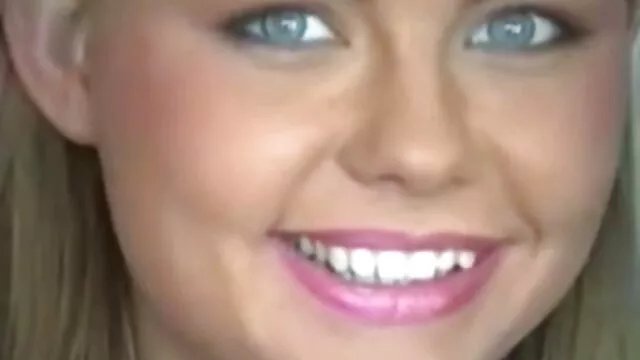 Pornografia sem registo  A mulher que lhe ligou parou a orgia e o amante acabou na boca filme porno naomi dela.