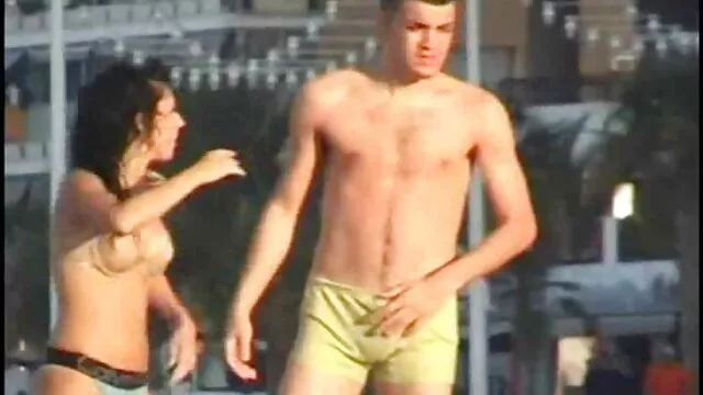 Pornografia sem registo  Seduziu o vestido da mulher e filme dê pornô começou a foder na cozinha.