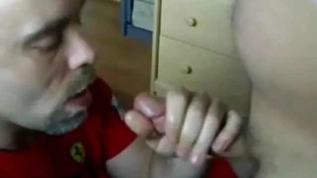 Pornografia sem registo  Seduzindo filmes pornos russo o jovem gerente para olhar no escritório