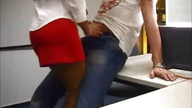 Pornografia sem registo  Rapariga com dois rapazes a filmes pornô google foder na cozinha