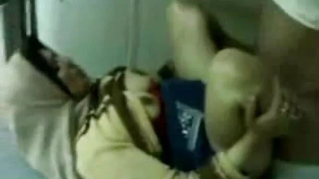 Pornografia sem registo  O homem rasgou a vaca numa armadilha filme porno bisexual e chorou