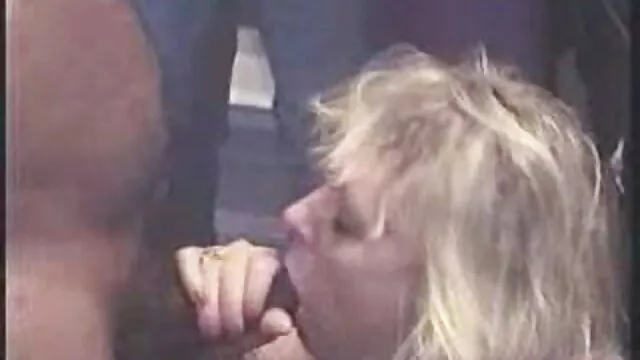 Pornografia sem registo  Uma Mãe Loira entregou-se a assistir filme pornô de rita cadillac dois rapazes na cama.