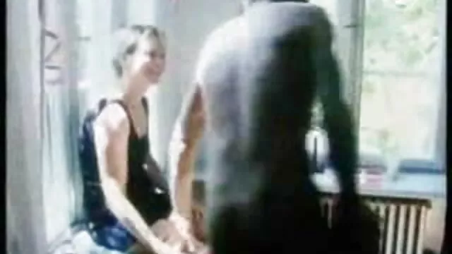Pornografia sem registo  O homem deu quero ver vídeo pornô pelo youtube um destaque na forma de um colar