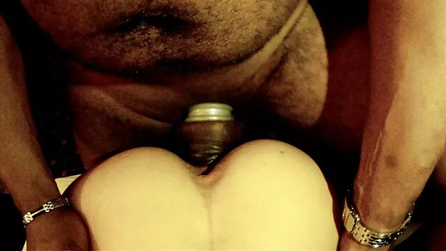 Pornografia sem registo  A Lenka mostra as mamas com uma filme porno de homens camisa transparente.