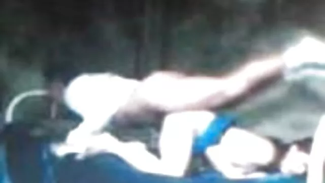 Pornografia sem registo  Os mamilos do filmes pornos femininos joelho na máscara do penismo são sugados.