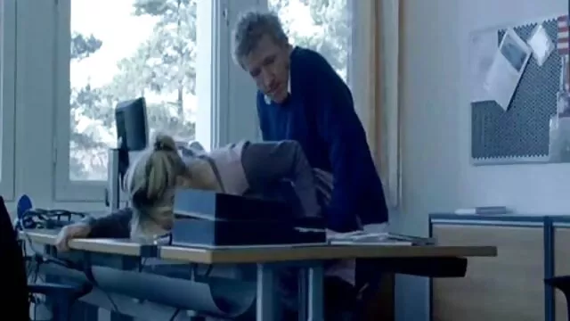 Pornografia sem registo  Cabra magra de filme pornô espanhola saia curta com seios descalços