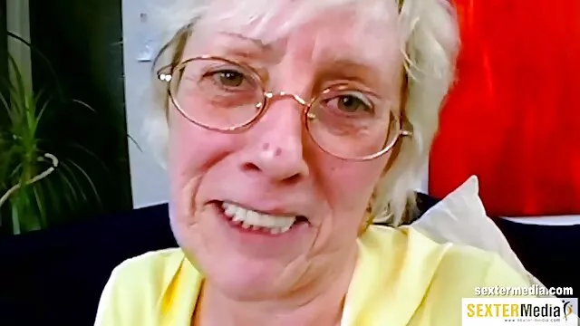 Pornografia sem registo  Uma rapariga melhor filme de porno do mundo com aparelho numa cadeira masturba-se.