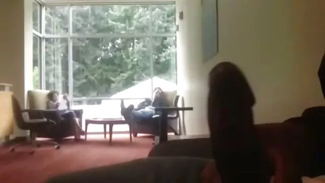 Pornografia sem registo  Mostrar filme pornô da década de 90 a rapariga nua na mesa da cozinha
