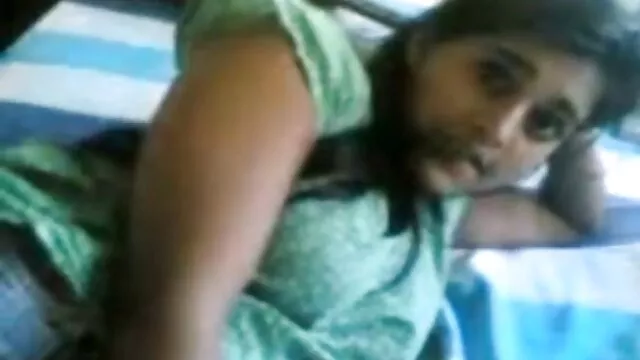 Pornografia sem registo  Jovem ocupada sentada filme pornô com a gretchen no sofá, gentilmente distraída.