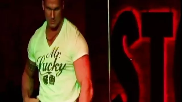 Pornografia sem registo  Ela chegou ao orgasmo quando tentou pôr as roupas na filme pornô mais loja.